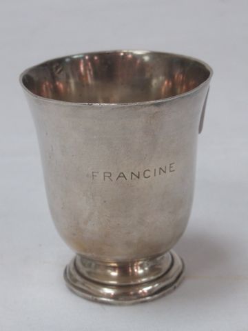 Null Timbale en argent. Gravée "Francine" Poids : 70 g