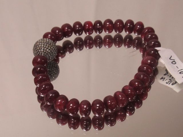 Null Bracelet élastique en perles de rubis (136 carats en tout)