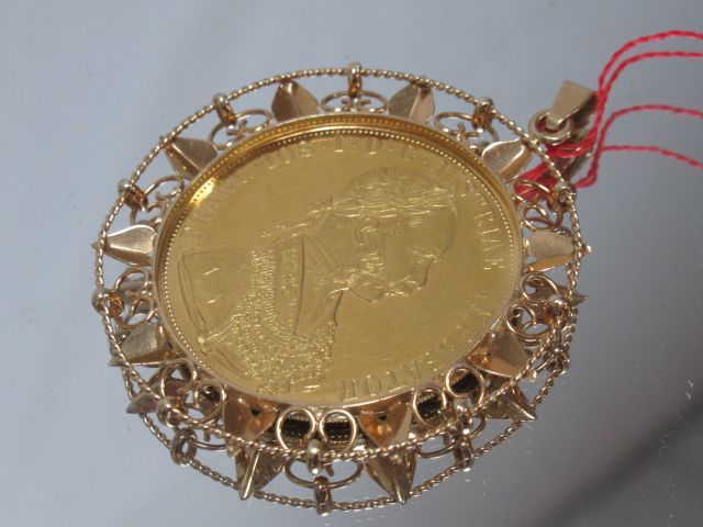 Null Pièce de 4 ducats en or, Autriche-Hongrie, 1915 (rayures). Montée en penden&hellip;