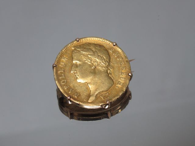 Null Broche en or 18K, ornée d'une pièce de 40 francs or (Napoléon Ier, 1811). P&hellip;