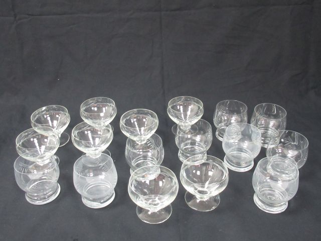 Null Lot de verrerie, comprenant 8 verres en cristal et 9 en cristallin. 7-8 cm