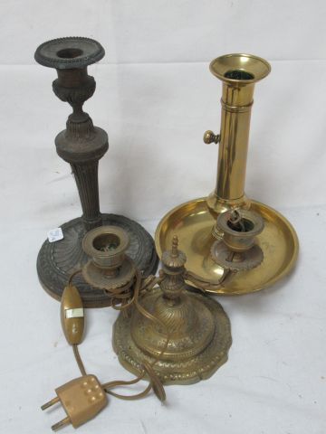 Null Lot de 3 bougeoirs en bronze, laiton et régule, dont un monté en lampe. Hau&hellip;