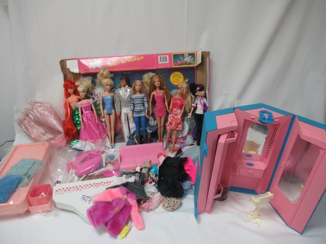 Null MATTEL Lot de poupées Barbie. 1960-70. Avec des accessoire. On y joint quel&hellip;