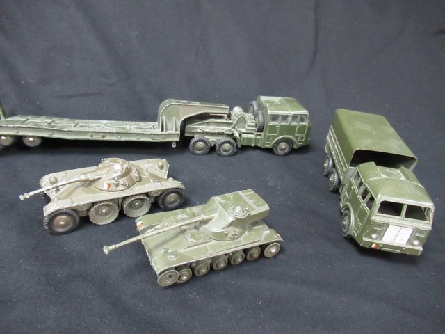 Null DINKY TOYS Lot de 5 véhicules militaires.