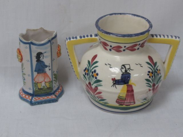 Null QUIMPER Lot de deux vases en faïence. 10-12 cm (égrenures à l'un)