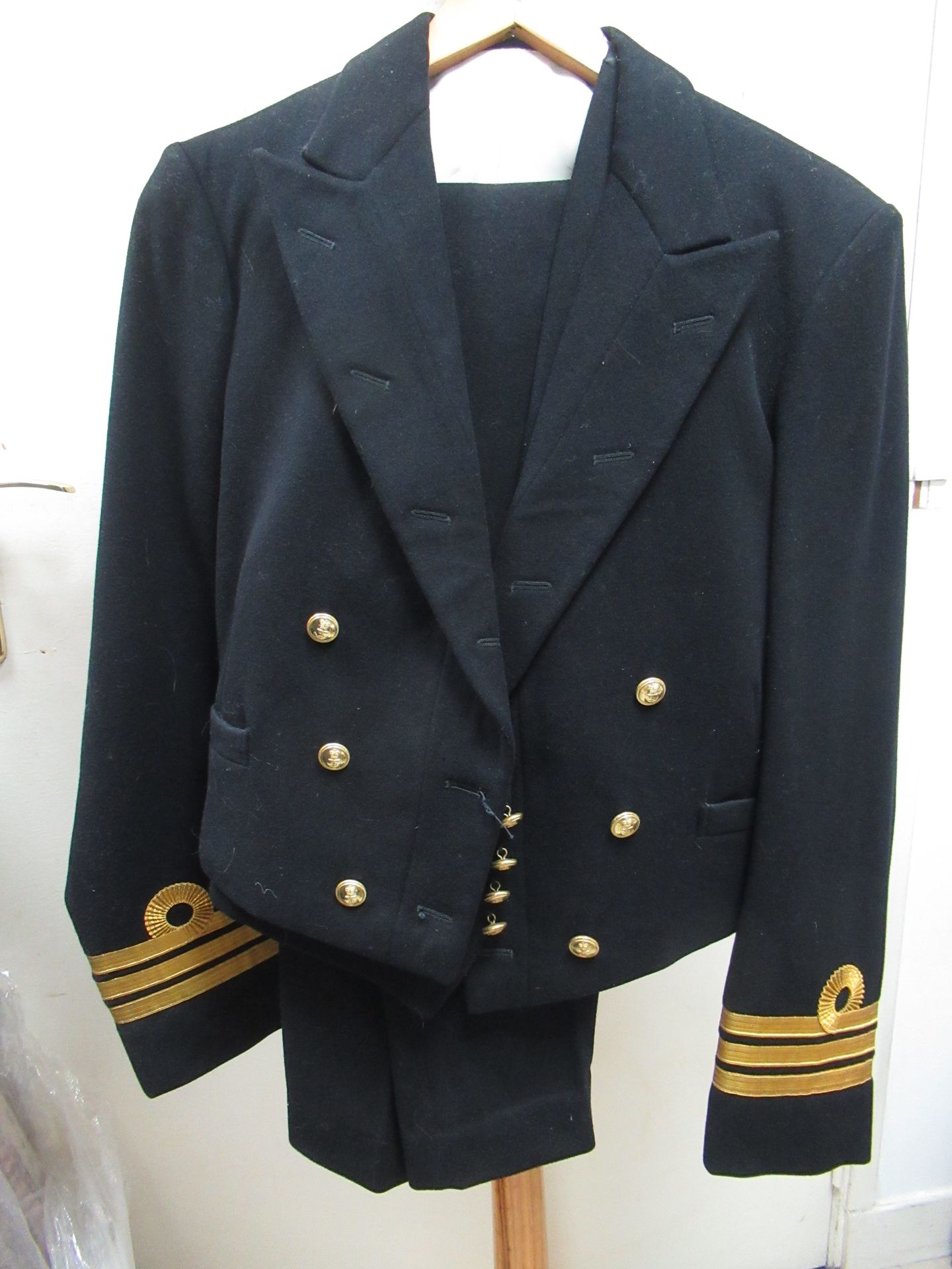Null GIEVES. Costume de la Marine, comprenant une veste (largeur d'épaule 50cm) &hellip;