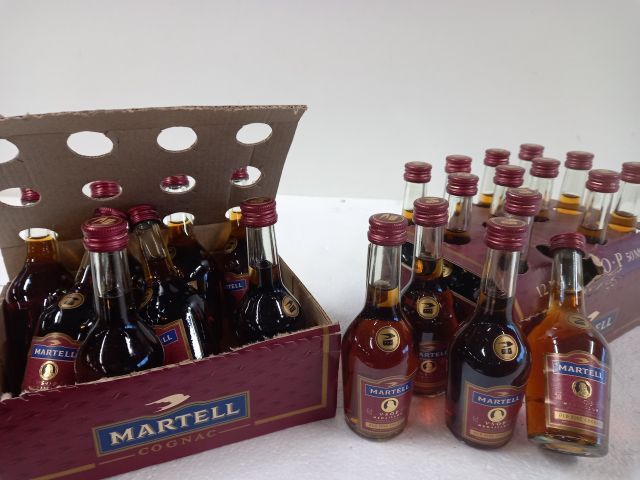 Null 26 mignonettes (5cl) de Old Fine Cognac Martell 40% vol des années 50/60