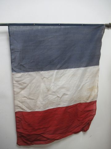 Null Drapeau français, manche en bois, taches à la toile, L : 131 cm. Circa 1900&hellip;