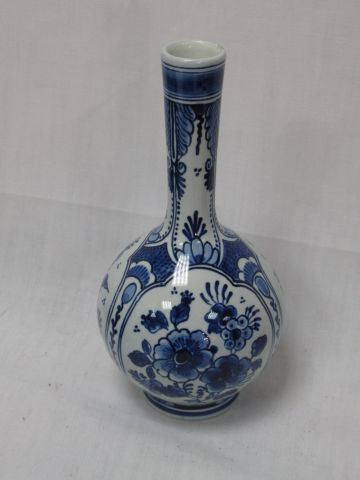 Null DELFT Vase soliflore en faïence à décor de végétaux bleus. Haut.: 17 cm
