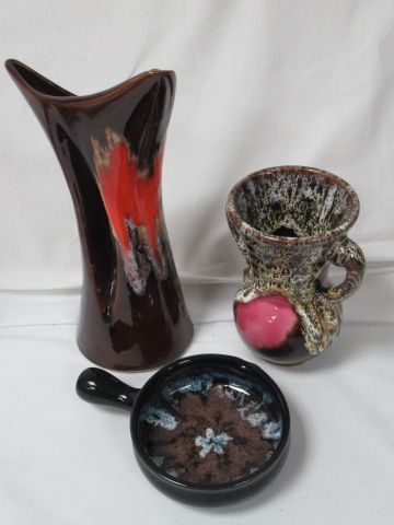 Null VALLAURIS Lot comprenant deux vases et un poelon en céramique flammée. 13-2&hellip;