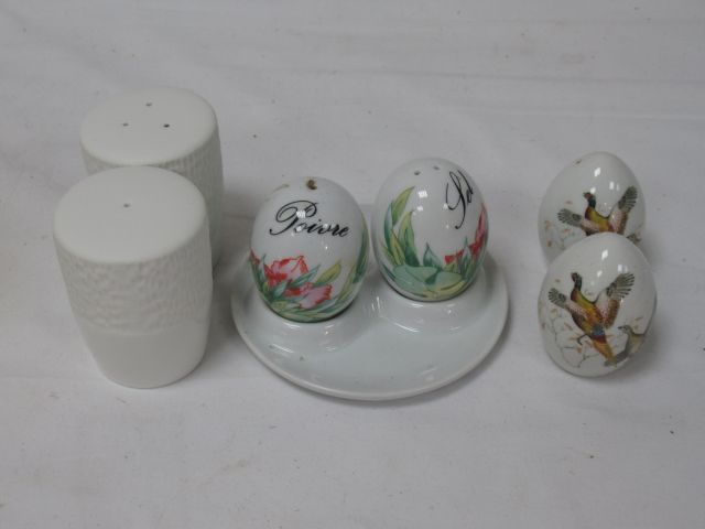 Null Lot de 3 ensembles en porcelaine, comprenant salière et poivrier.