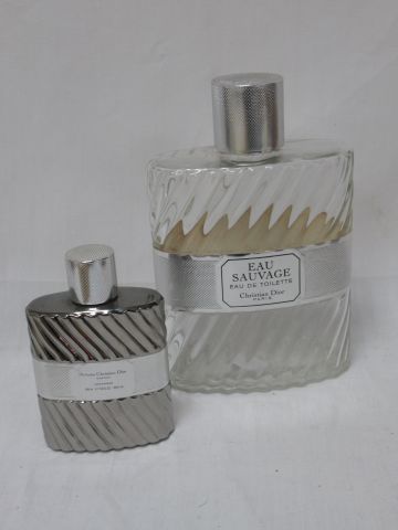 Null Christian DIOR lot de deux flacons de parfm "Eau sauvage". 14-24 cm (vides)
