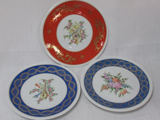 Null BAVARIA Suite de 3 assiettes en porcelaine blanche à rehauts d'or, à décor &hellip;