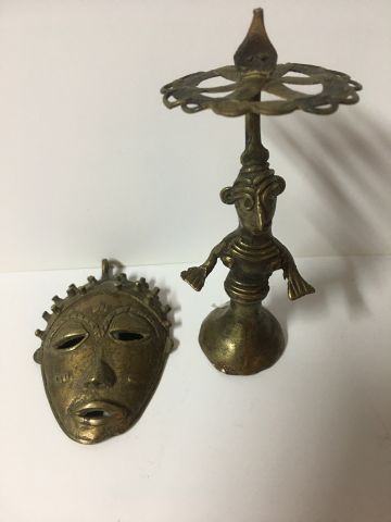 Null AFRIQUE - Deux sujets en bronze artisanal : un masque rituel 8x5cm et une f&hellip;