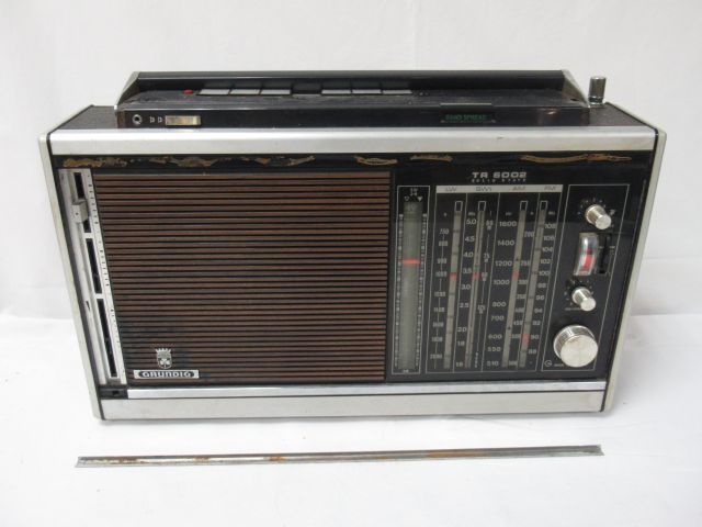 Null GRUNDIG Poste de radio. 27 x 46 cm Circa 1980.