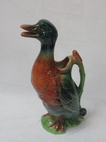 Null SAINT CLEMENT Pichet en faïence en forme de canard. Haut.: 32 cm