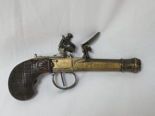 Null Pistolet d'officier de marine en laiton et bois. Fin du XVIIIe siècle. Long&hellip;