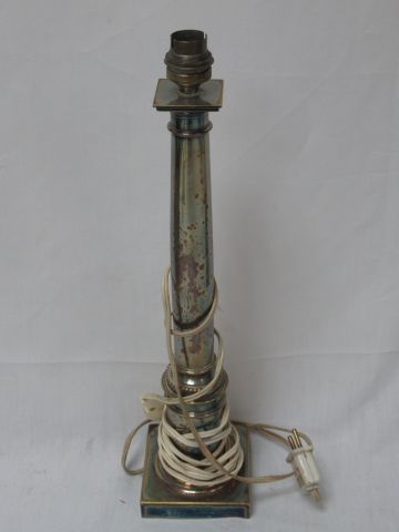 Null Bougeoir en métal argenté, monté en lampe. Haut.: 38 cm