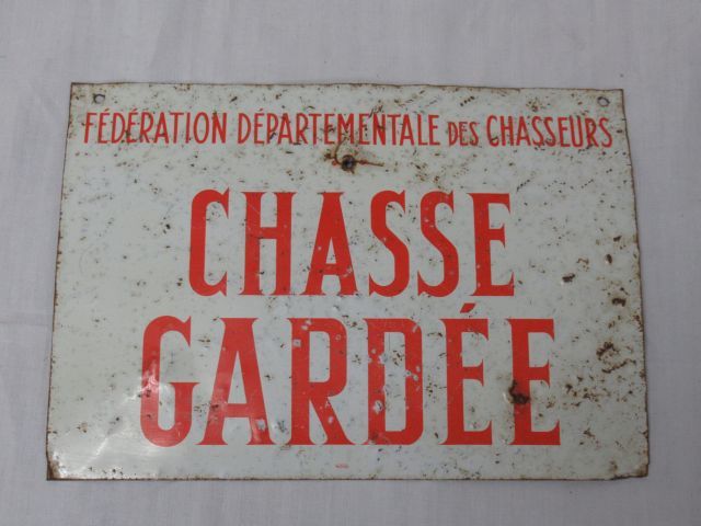 Null Plaque émaillée "Chasse gardée". 16 x 25 cm (importante usure)