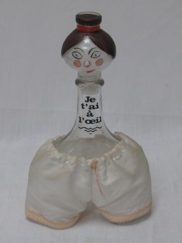 Null Carafe humoristique en verre, figurant un personnage féminin. Haut.: 29 cm