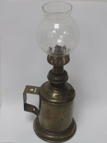 Null LA SAMARITAINE Lampe style "Pigeon" en laiton. Avec son verre. 24 cm