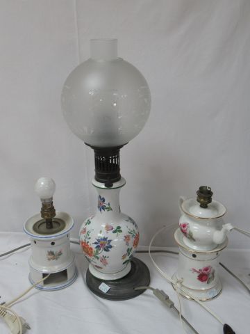 Null Lot en porcelaine, comprenant un vase et deux tisanières. Montés en lampes.&hellip;