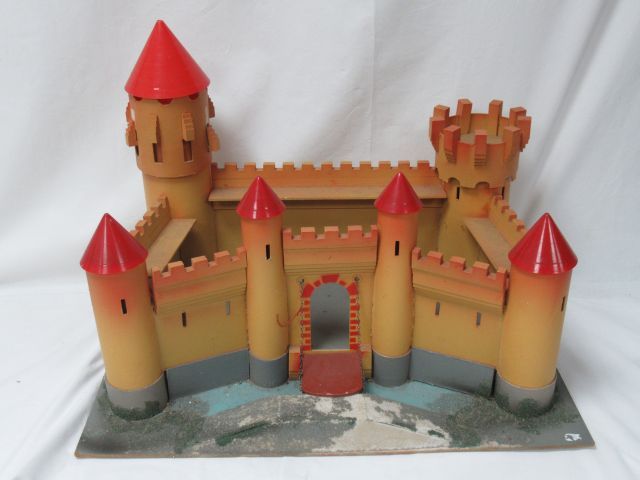Null Maquette de château fort en carton bouilli, bois et résine. 35 x 56 x 36 cm