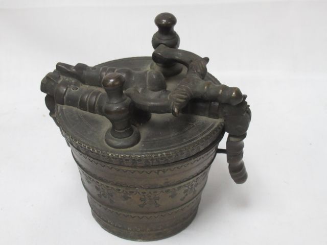 Null Importante pile de poids en bronze. XVIIIe siècle (?). Haut.: 12 cm Diam.: &hellip;