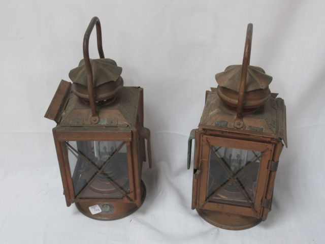 Null Paire de lanternes en métal laqué. Haut.: 33 cm (usure)