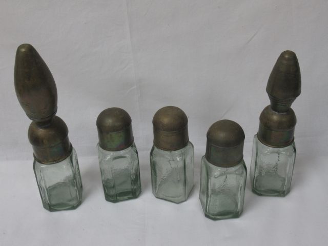Null SYRIE Suite de 6 flacons à cirage en verre moulé et métal; 13-24 cm