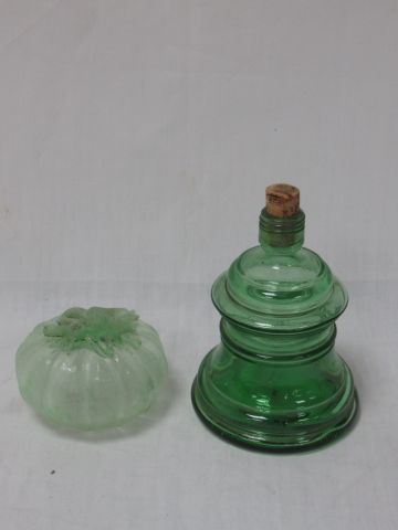 Null Lot en verre soufflé vert, comprenant une petite bouteille et un élément dé&hellip;