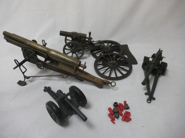 Null MILITARIA Lot de canons miniatures en résine et métal. Long.: 8-28 cm On y &hellip;