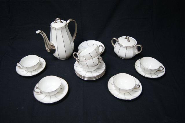 Null LIMOGES 白瓷器皿，带银色亮点。它包括一个咖啡壶，一个糖碗，8个杯子和10个碟子。