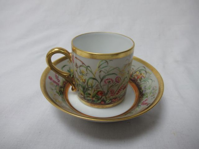 Null LIMOGES Litron杯和它的茶盘。旧皇室制造的田地模型花的复制品。