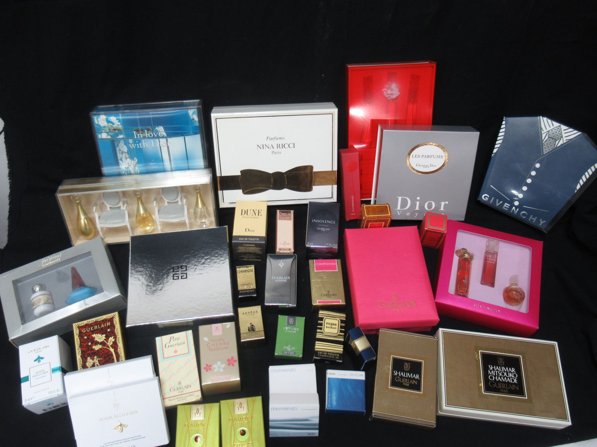 Null 大量的微型香水，在他们的盒子里，其中一些在盒子里，其中Nina Ricci, Givenchy, Dior,Guerlain....。