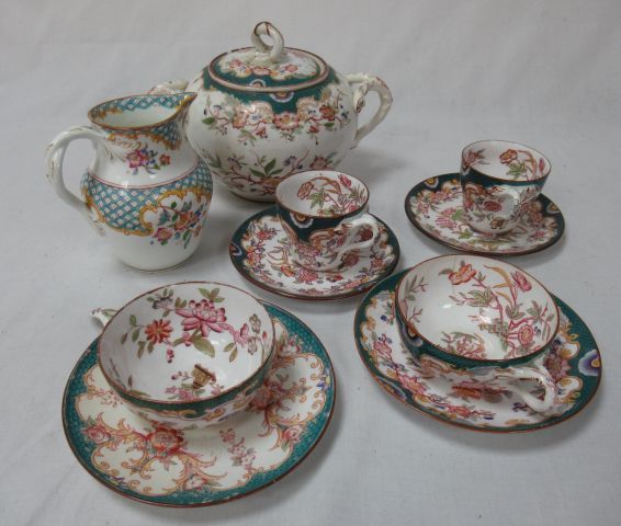 Null MINTON and SARREGUMINES, 瓷器和陶器套装，包括一个糖碗，一对杯碟和两个杯子及其碟子，意外的毛边和裂纹