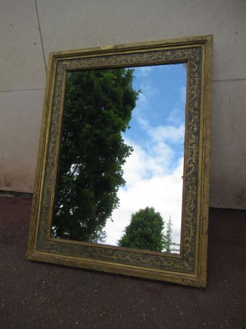 Null 一面大型镀金和彩绘的木质镜子，有叶子的装饰。20世纪初。86 x 68厘米（光泽和镀金的磨损）。