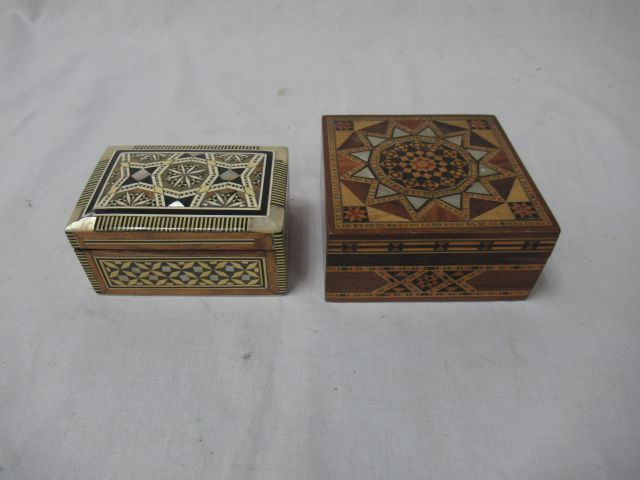 Null SIRIA Set di due scatole intarsiate con decorazione in madreperla. 9-10 cm