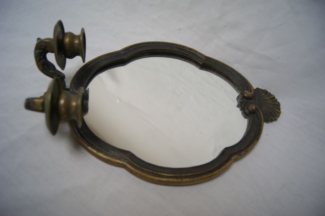 Null Lámpara de pared en bronce, decorada con un espejo. Modelo de concha. Altur&hellip;