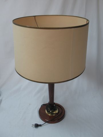 Null Pied de lampe en bois et métal doré. Avec son abat-jour. Haut.: 65 cm