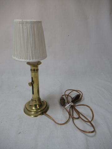 Null 黄铜烛台安装成灯。高19厘米，带白色灯罩