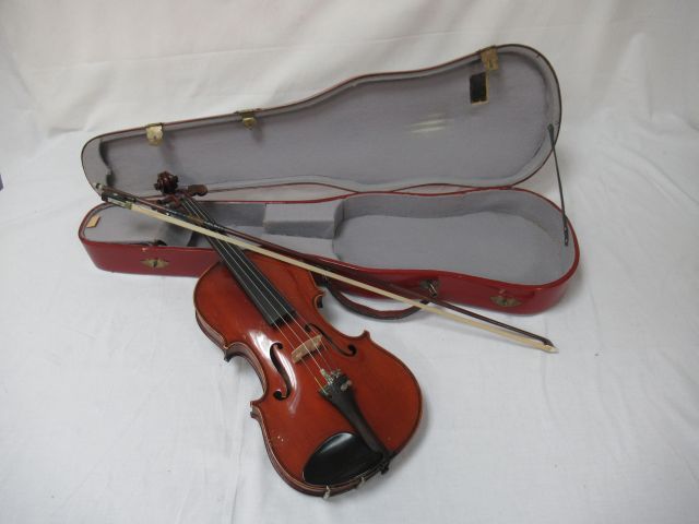 Null 研究小提琴。琴身长度：32厘米，带琴弓。在其案件中。