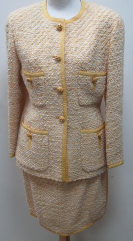 Null CHANEL Boutique Tailleur jupe en laine twedée. Jaune. Intérieur soie. Taill&hellip;