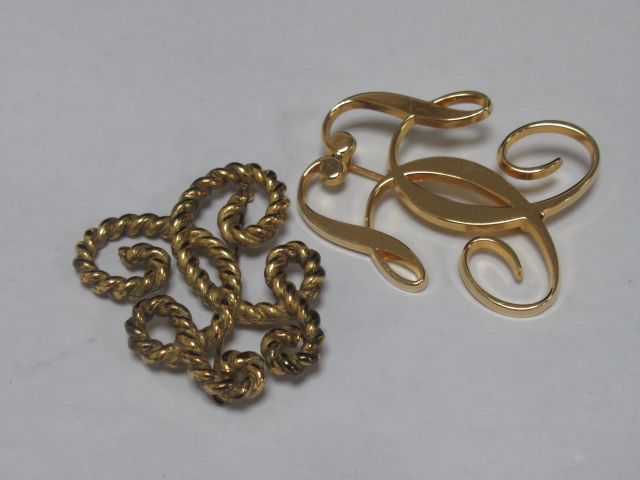 Null GUERLAIN Lot of two gilded metal brooches (gifts from the brand)