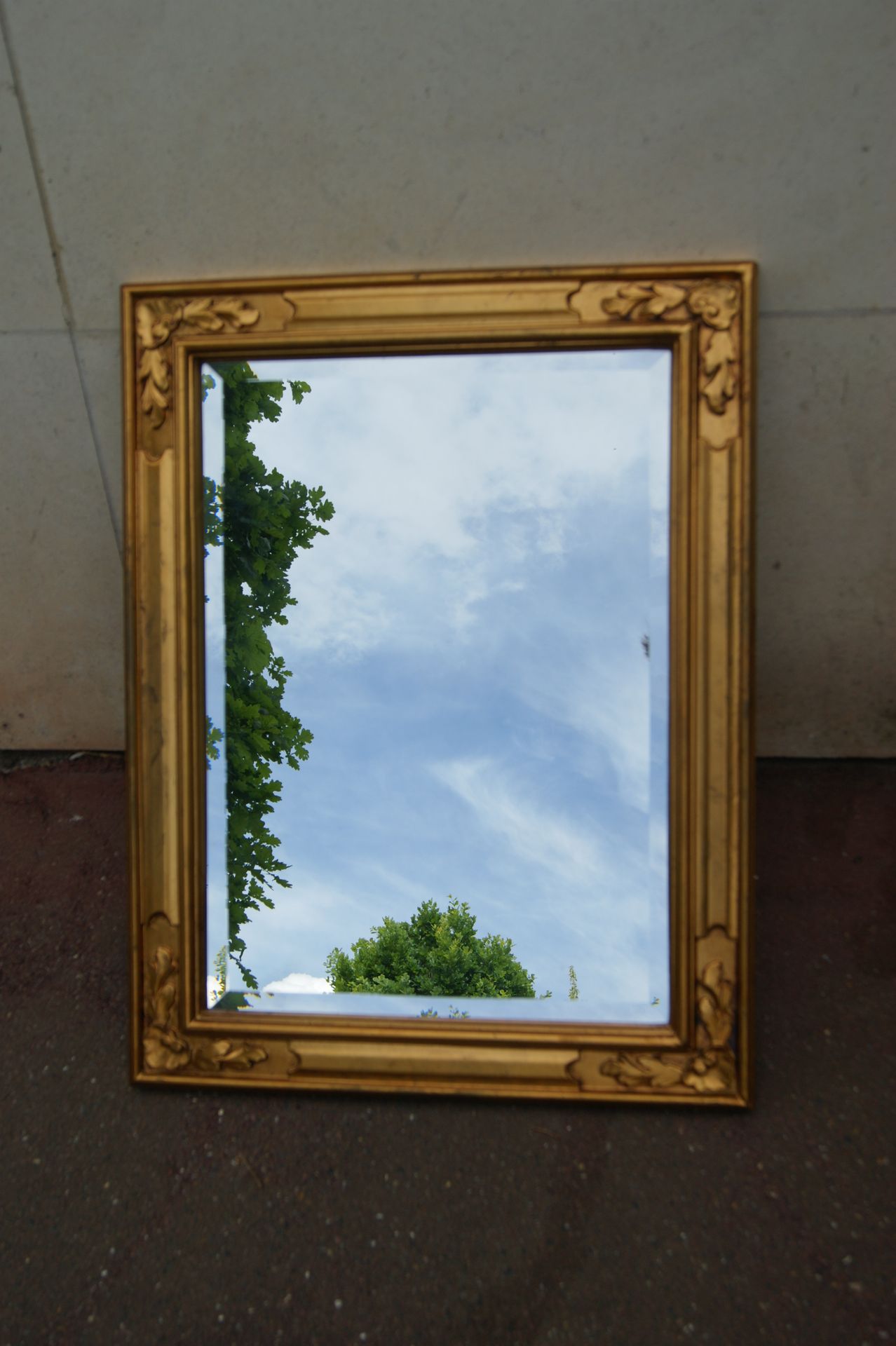 Null Specchio in resina simil-legno dorata, vetro smussato. 86 X 54 cm