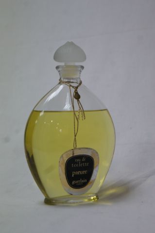 Null GUERLAIN香水瓶，用于香水包装。高度：20厘米（包含古龙水）。