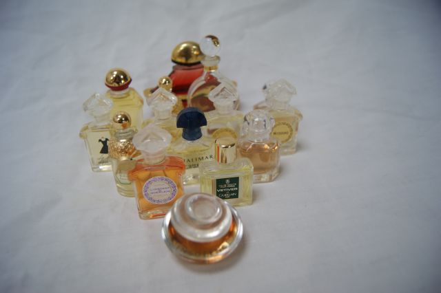 Null GUERLAIN Lot of miniature perfumes (full and empty). One spray "Sherry Blos&hellip;