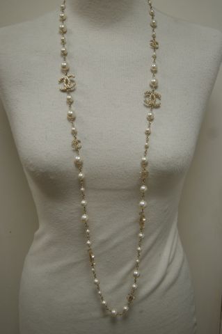 Null 香奈儿 镀金金属长项链，两个交织的 "C "和花式珍珠，长56厘米。TBE；在一个香奈儿眼镜袋中