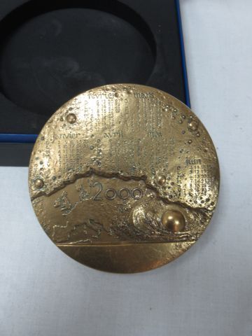 Null MONNAIE DE PARIS Importante médaille en bronze "Année 2000". Diam.: 9 cm Da&hellip;