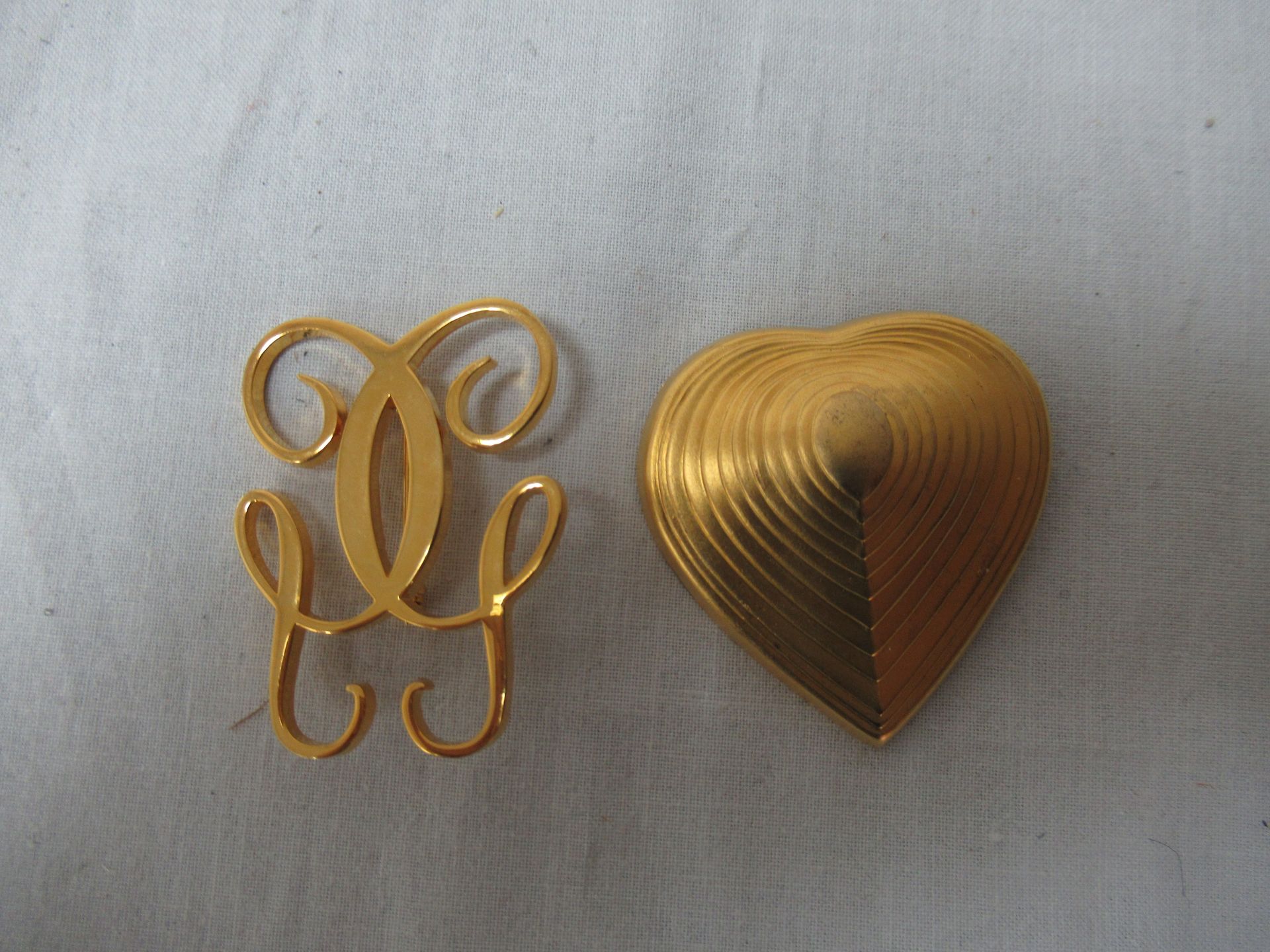 Null GUERLAIN Lot of two gilded metal brooches (gifts from the brand)